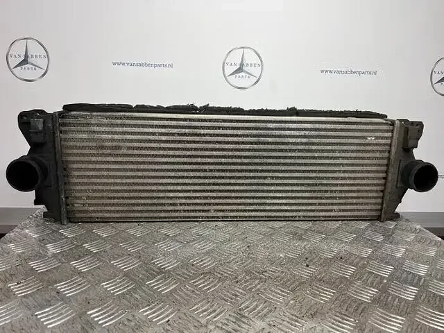 Biztonságos fizetés Intercooler van een Mercedes Sprinter