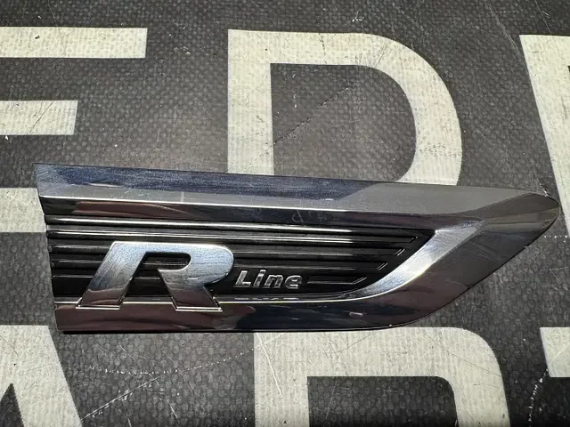 Volkswagen Tiguan 5NA R-Line Embleem Rechts Voor 5NA853688B Kihagyhatatlan ajánlat