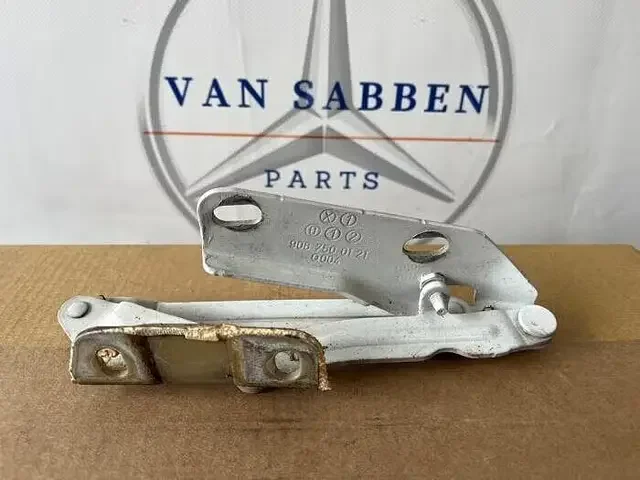Vásárlói kedvenc Motorkap Scharnier van een Mercedes Sprinter