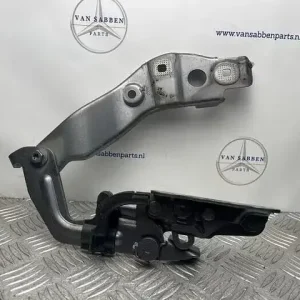 Biztonságos fizetés Motorkap Scharnier van een Mercedes A-Klasse