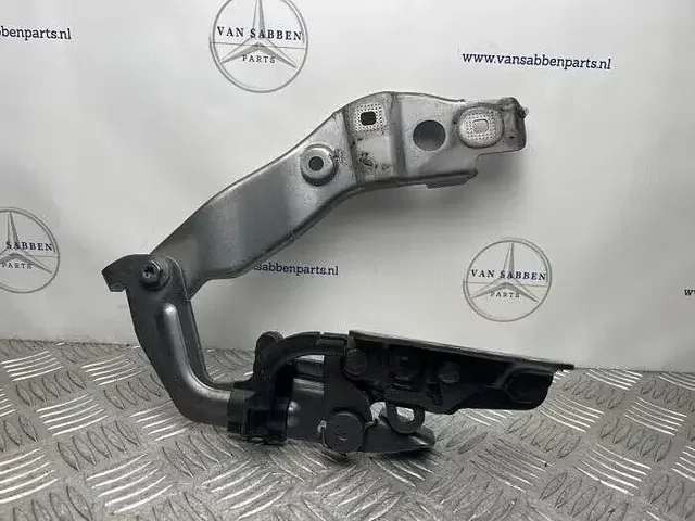 Biztonságos fizetés Motorkap Scharnier van een Mercedes A-Klasse