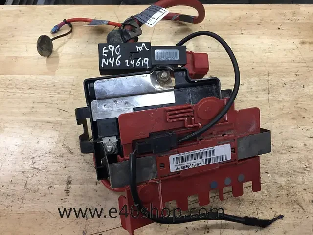 Accu plus klem BMW E90 E91 318i N46 MOTOR OE 6938489 Ne maradj le